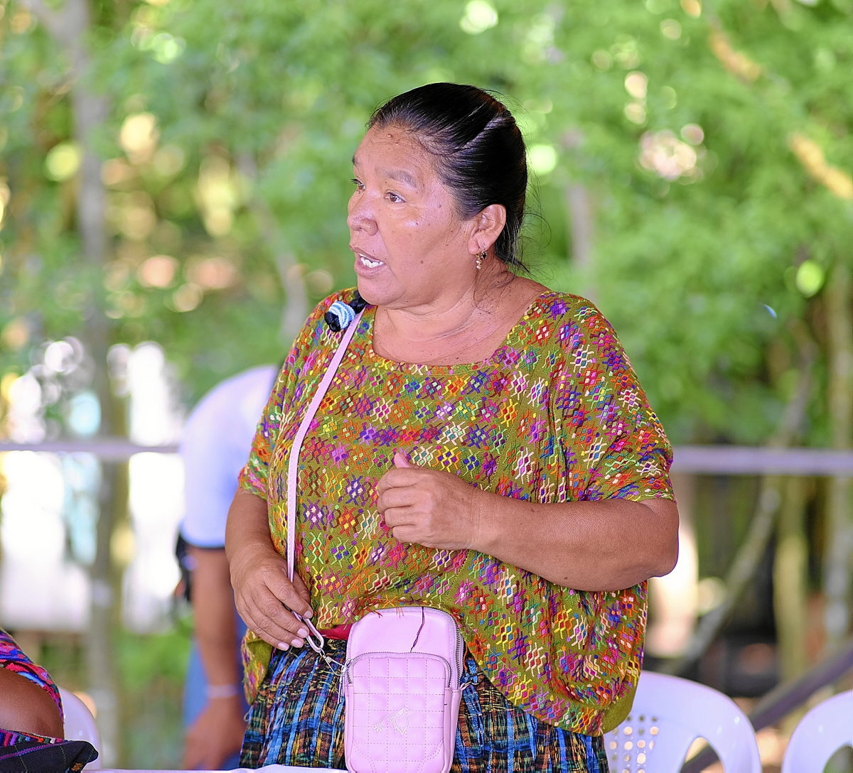 La líder comunitaria Angélica Choc se dirige a la Gremial de Pescadores. (Eddy Zeta | Prensa Comunitaria)