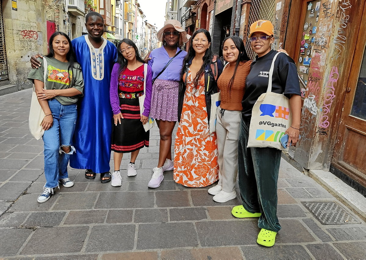 Arriba activistas lingüísticos de Guatemala, Ghana, Nigeria, Bolivia, México y Honduras. (Asier VERA)