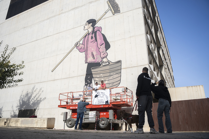 Valentzian DANAren ondorioz bolondres lanetan ibili zirenei omenezko murala.