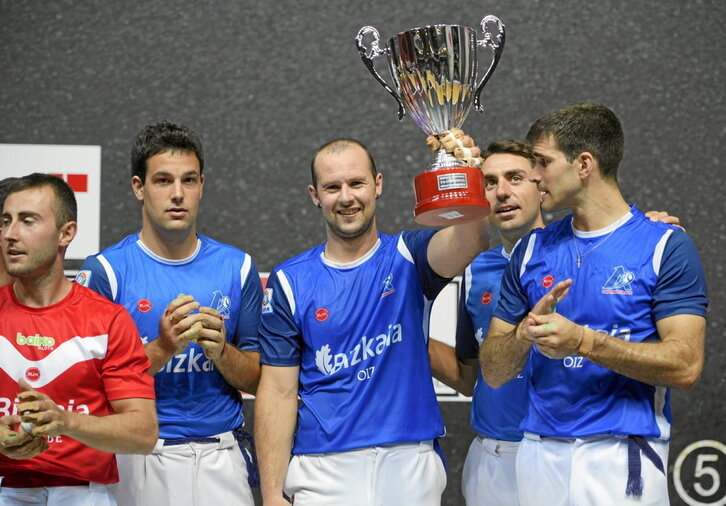 Oizeko ordezkariak, podiumeko lehen kaxoian, Elordi koparekin garaipena ospatzen ari dela.