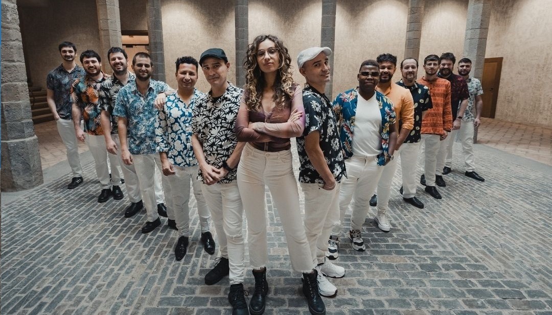 Goxua'n Salsa taldeko musikariak Claudia Rodriguez abeslaria erdian.