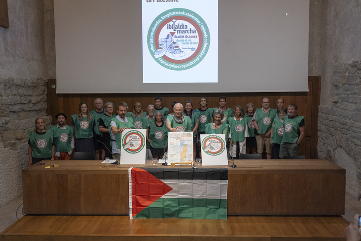 Ebro ibaia eta Kantauri itsasoa lotuko dituen Palestinaren aldeko martxaren aurkezpena Iruñean.