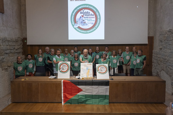 Ebro ibaia eta Kantauri itsasoa lotuko dituen Palestinaren aldeko martxaren aurkezpena Iruñean.