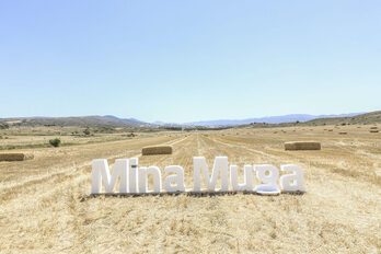 Logotipo de la mina Muga, en uno de los campos en los que pretendía instalarse.