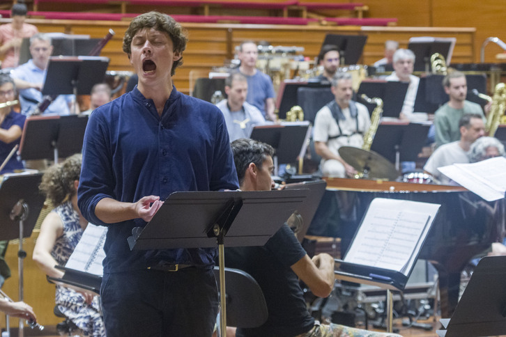 El barítono británico Henry Neill encarna a Riff, uno de los antagonistas)