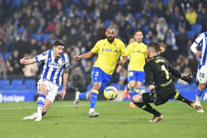 Carlos Fernández remata en un partido contra el Cádiz en Anoeta, en marzo de 2023.