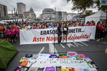 Concentración de las comparsas contra el acoso policial a los manteros.