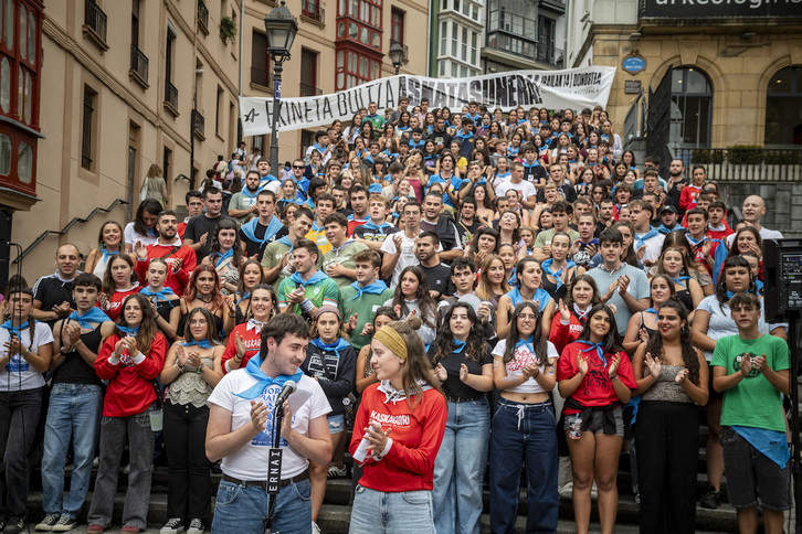 Ernairen agerraldi jendetsua gaur Bilbon, irailaren 14ko Donostiako manifestazioa ortzimugan.