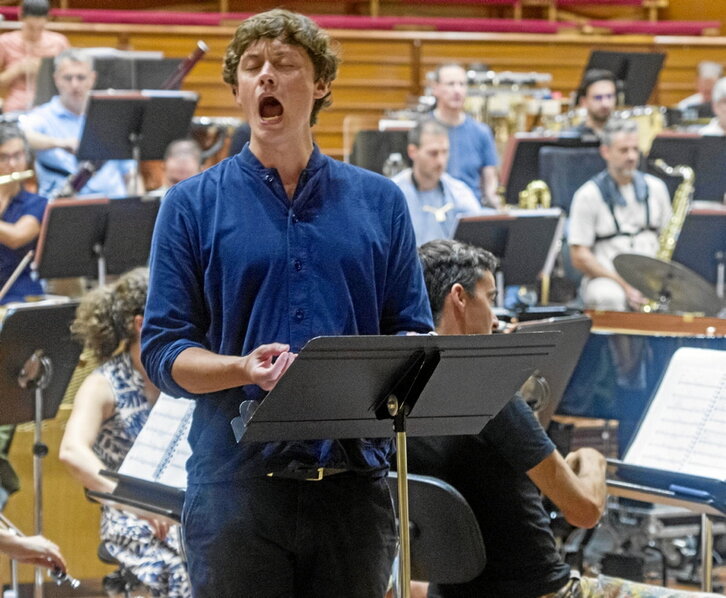 El barítono británico Henry Neill (de pie, el último por la derecha; encarna a Riff, uno de los antagonistas), durante el ensayo con Easo Abesbatza y la OSE.