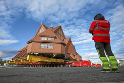 Un tráiler con 224 ruedas traslada la iglesia de 672 toneladas y 40 metros de ancho.