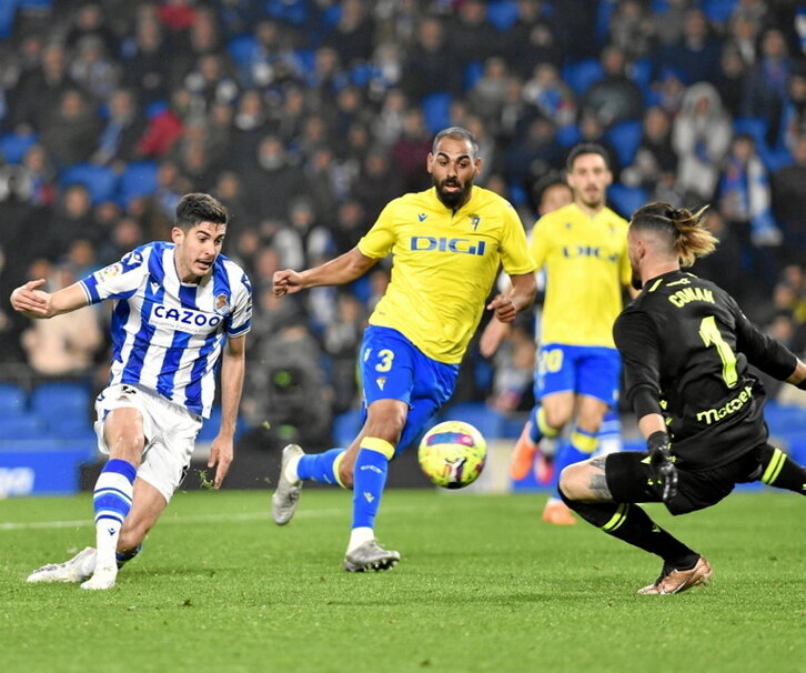 Remate de Carlos Fernández contra el Cádiz.
