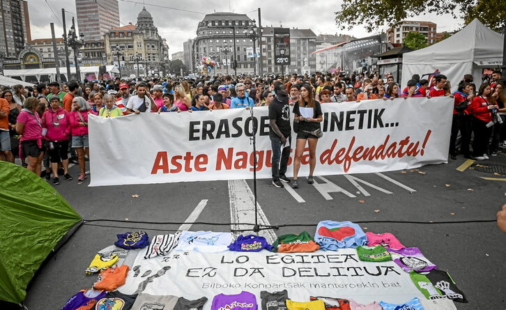 Concentración de las comparsas contra el acoso policial a los manteros y otras agresiones racistas.