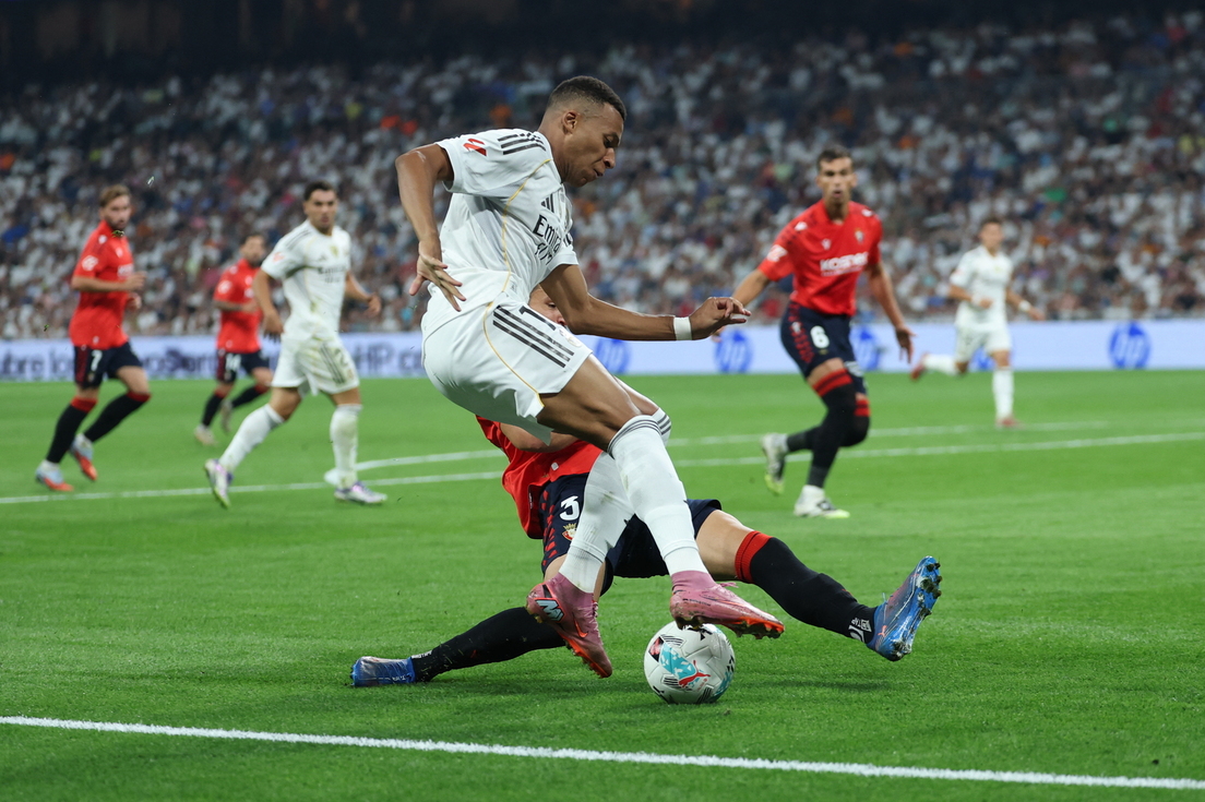Mbappé recorta, Cruz va al suelo y el francés cae. La jugada que ha decidido el partido.