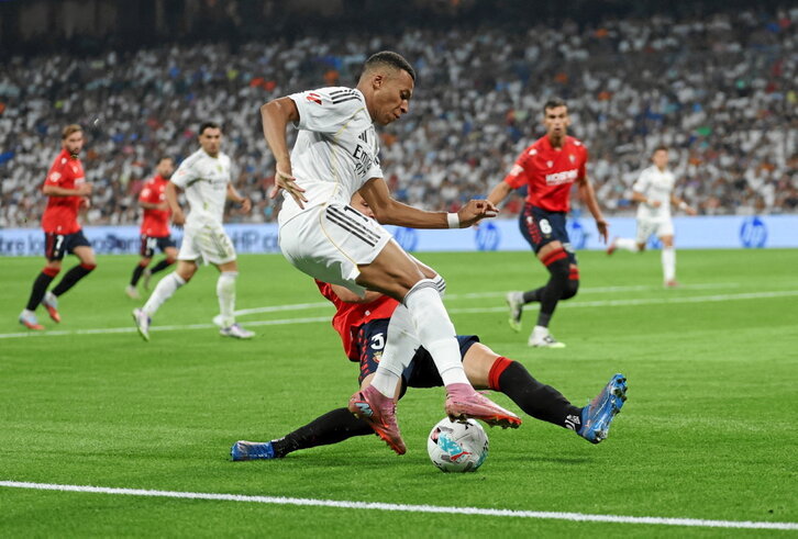 Mbappé recorta a Cruz, que se lanza al suelo y derriba al francés en la jugada que ha decidido el choque.