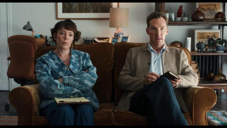 Benedict Cumberbatch eta Olivia Colman filmeko pasarte batean.