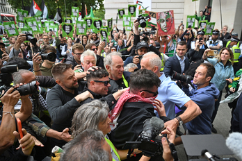 Musikaria epaitegiko sarreran, zaleen babespean.