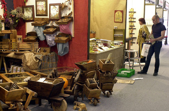 Artisau lanen azoka, artxiboko irudian.