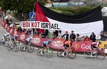 Pancartas en contra de Israel en una etapa de La vuelta del año pasado.
