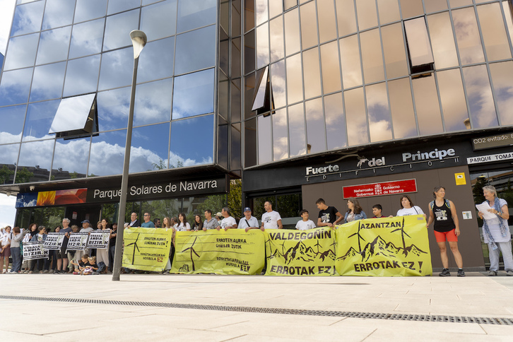 Nafarrroako Gobernuaren Industria sailaren aurrean elkarretaratzea egin dute Urbasa Andia Bizirik plataformak deituta.
