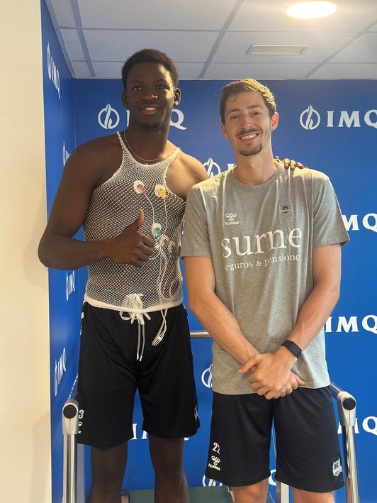 Bassala Bagayoko y Aleix Font pasan el reconocimiento médico.