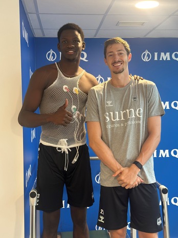 Bassala Bagayoko y Aleix Font pasan el reconocimiento médico.