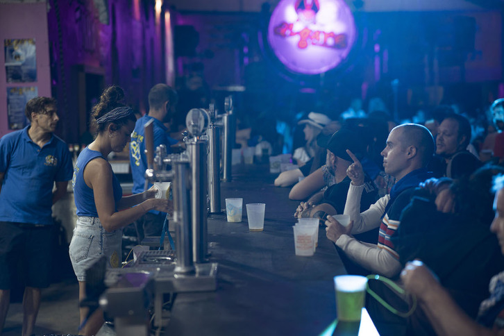 Los cañeros a pleno rendimiento en la barra de la txosna de Algara.
