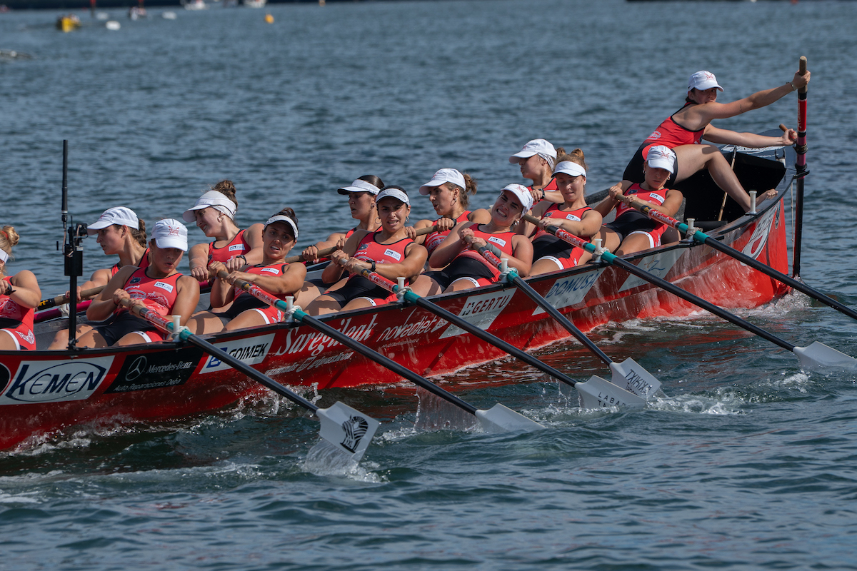 Saregileak trainerua, Merino eskifaian dela (bigarren hanka), Euskotren Ligako estropada batean. (Andoni CANELLADA/FOKU)