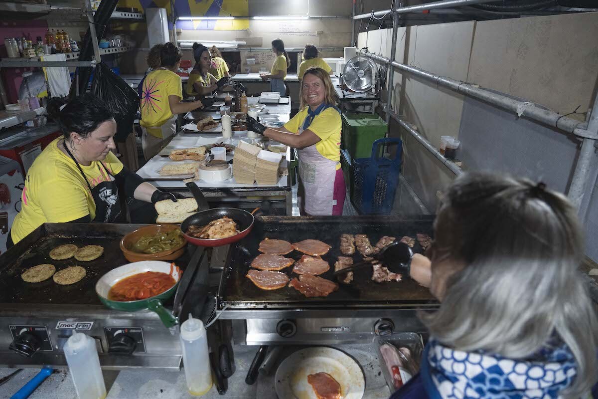 Comparseras de Txinparta Feminista preparando bocatas para la cena. (Aritz LOIOLA | FOKU)