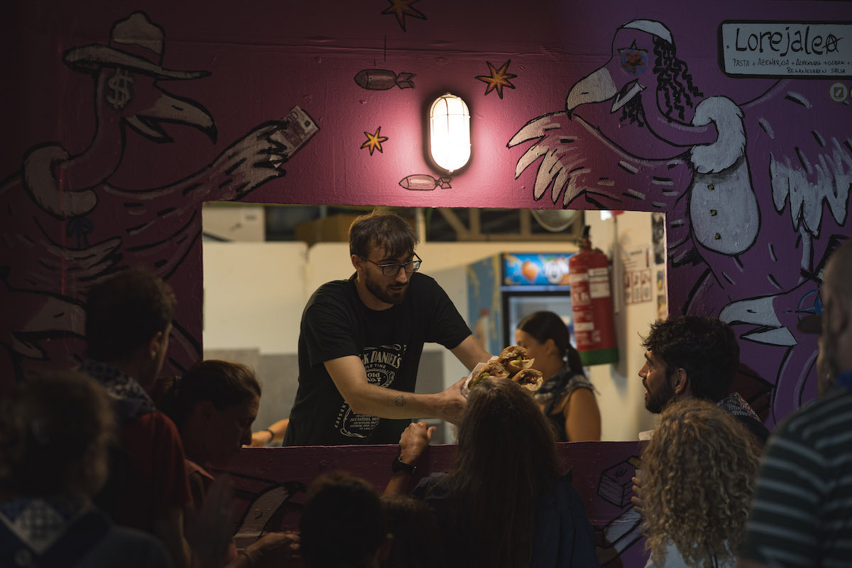 Los bocatas de SinKuartel suelen generar largas colas. (Aritz LOIOLA | FOKU)