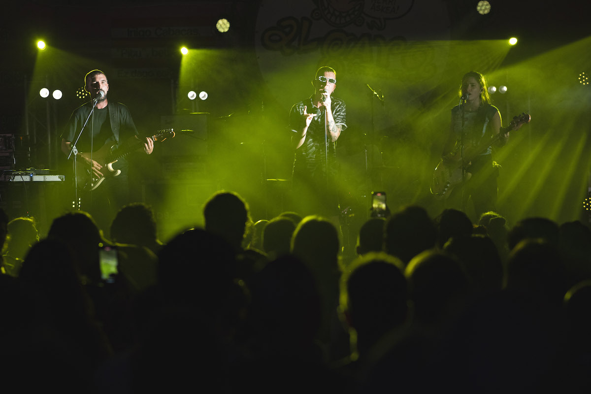 Concierto de Marte Lasarte en la txosna de Algara. (Aritz LOIOLA | FOKU)