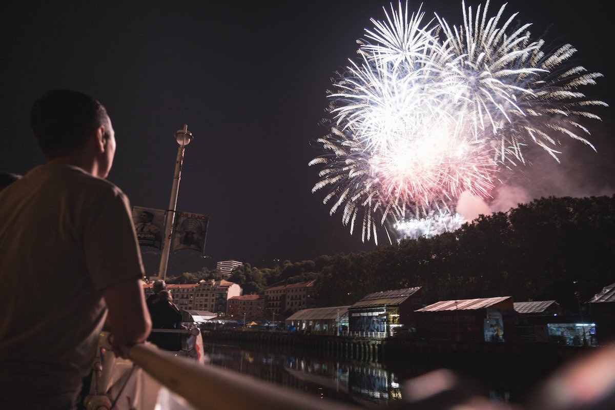 Los fuegos artificiales iluminan los cielos de Bilbo todas las noches a las 22:30. (Aritz LOIOLA | FOKU)