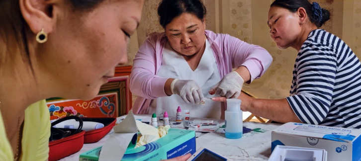 Trabajadoras de la salud del Centro de Salud Familiar del distrito de Airag visitan a una familia de pastores nómadas en Dornogovi (Mongolia), para ofrecer atención primaria y realizar pruebas de HBsAg para la hepatitis B crónica.