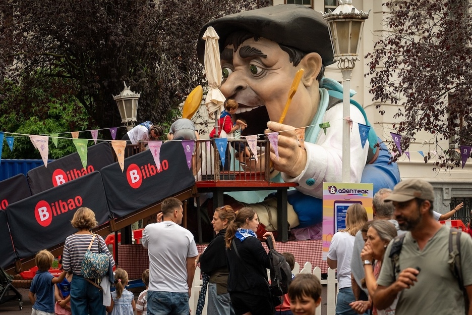 Gargantua entre niños en el Txikigune. Gargantua entre niños en el Txikigune.