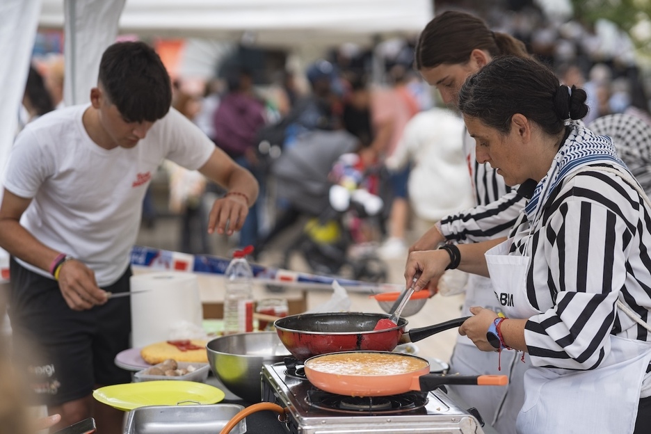 Participantes preparando sus tortillas. Participantes preparando sus tortillas.