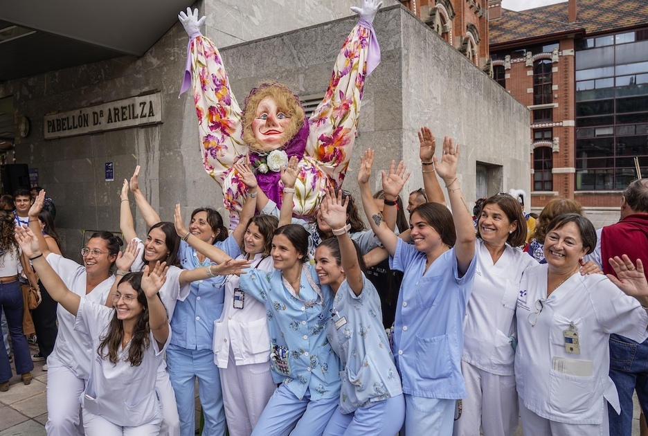 Marijaia en el hospital de Basurto posando con las enfermeras Marijaia en el hospital de Basurto posando con las enfermeras