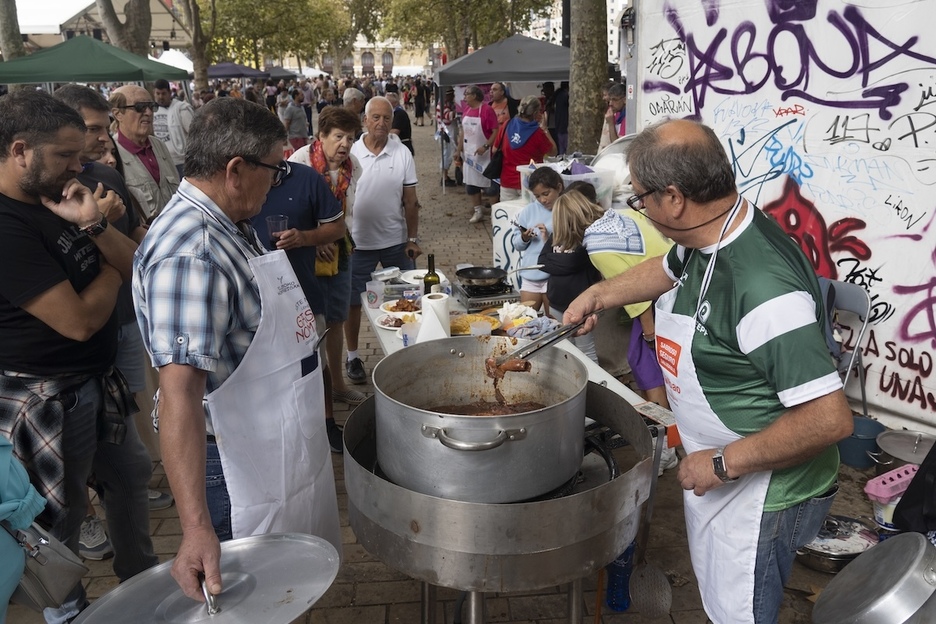 Participantes preparando sus pucheros. Participantes preparando sus pucheros.
