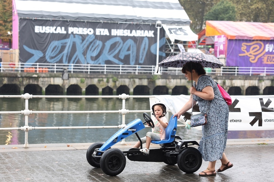 Un niño con su madre en la zona infantil. Un niño con su madre en la zona infantil.