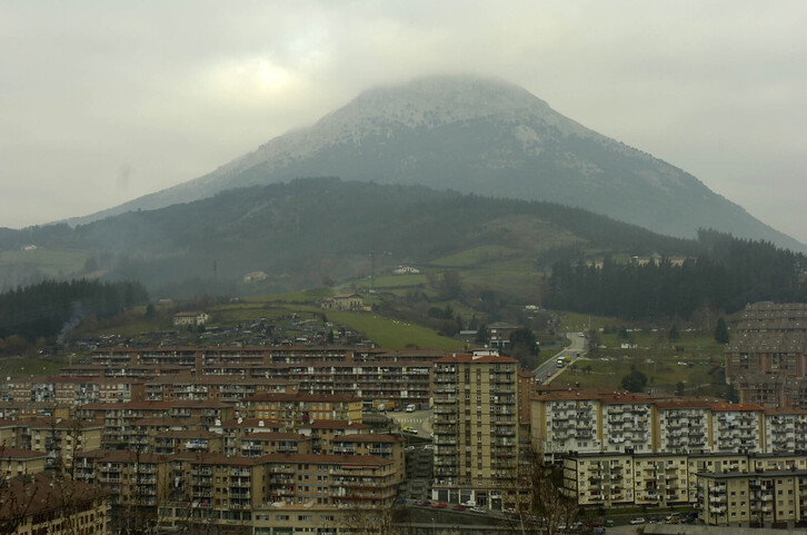 Imagen de archivo del monte Udalatx entre la niebla.