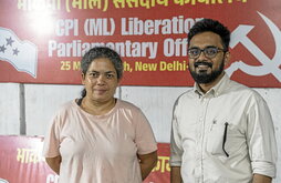 Sucheta De y Arun Kumar, en la oficina en Delhi del Partido Comunista Indio Marxista Leninista.