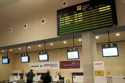 Nafarroako jai-zubi batean, Noaingo aireportuko panela, hegaldi askorekin.