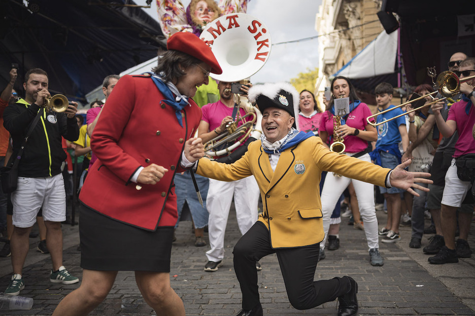 Txupinera y pregonero lo han dado todo en la kalejira.