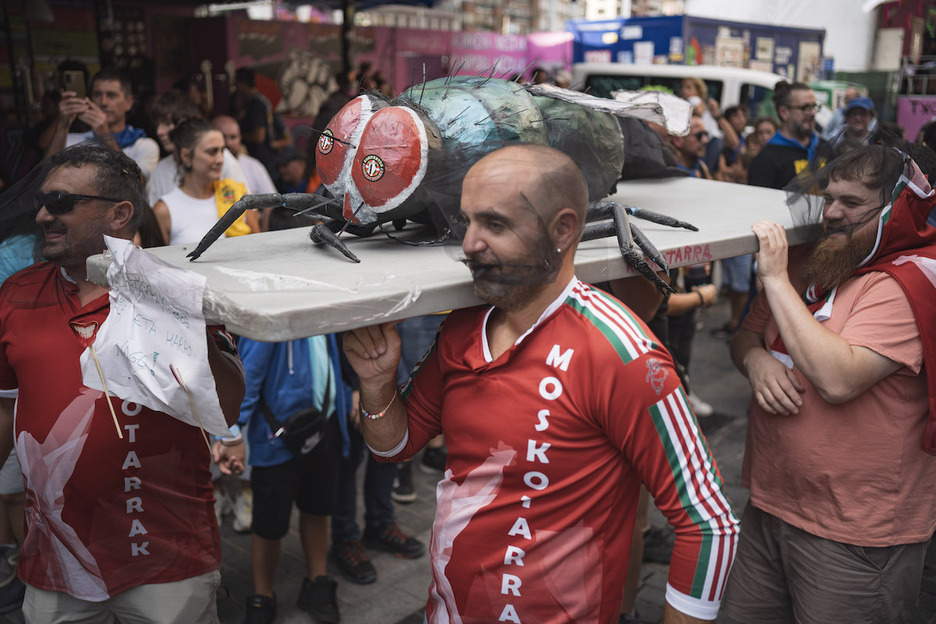 Comparseros de Moskotarrak han portado la Mosca.