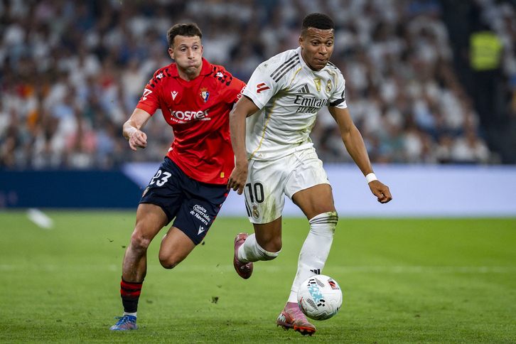 Bretones pugna con Mbappé en otro lance del partido.