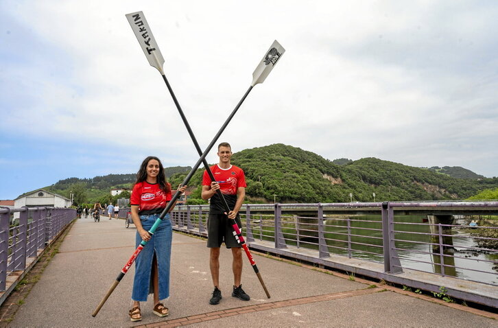 Helena Merino eta Sergio Calavia, Zumaiako klubeko bulego kanpoaldean. Bigarren orrialdean, Saregileak trainerua, Merino eskifaian dela, Euskotren Ligako estropadan.