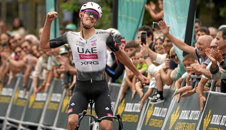 Igor Arrieta celebra la victoria en la Clásica de Ordizia, su primer triunfo como profesional.