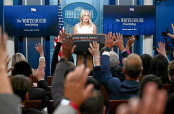 Etxe Zuriko prentsa idazkaria, Karoline Leavitt, astearteko prentsaurrekoan.