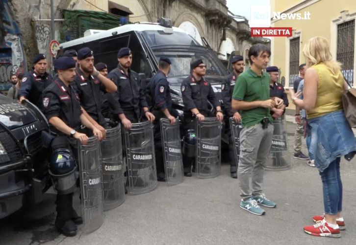 Policías impiden la entrada a Leoncavallo este jueves, en operación emitida por las principales cadenas italianas.