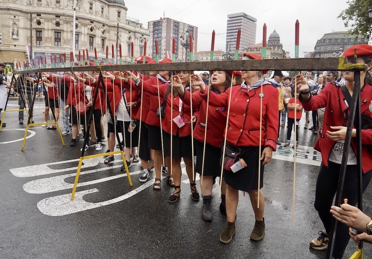 Txupineras en el momento que han realizado su disparo anual en El Arenal.