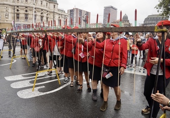 Txupineras en el momento que han realizado su disparo anual en El Arenal.