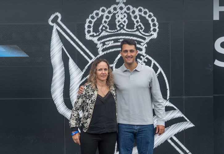 Maider Castillo eta Arturo Ruiz Zubietan entrenatzailearen aurkezpenean.